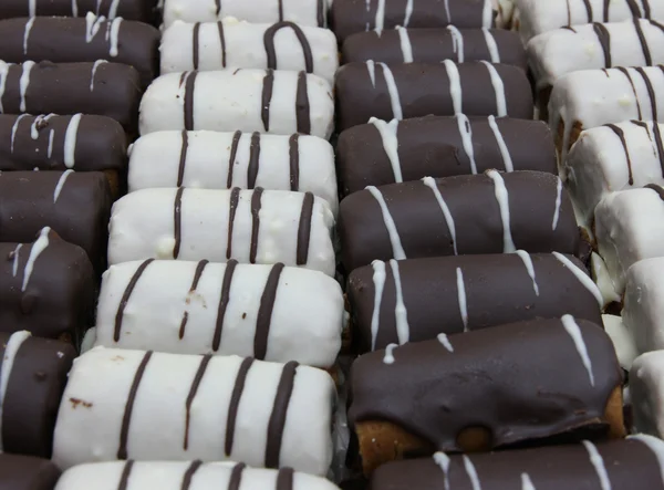 Mini pastel redondo de chocolate con tiras de arriba —  Fotos de Stock