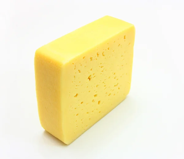 Pedaço de queijo isolado sobre um fundo branco — Fotografia de Stock