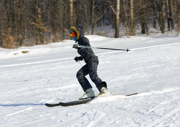 Mladá žena, lyžování — Stock fotografie