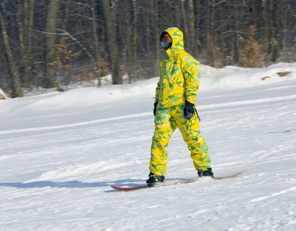 Sarı elbiseli Snowboarder — Stok fotoğraf