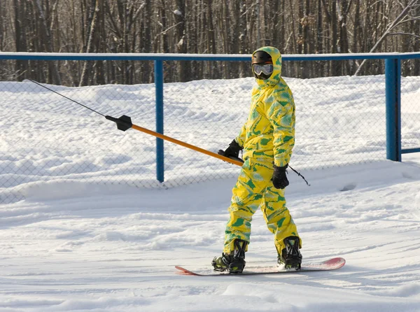 Сноубордист в жёлтом костюме — стоковое фото