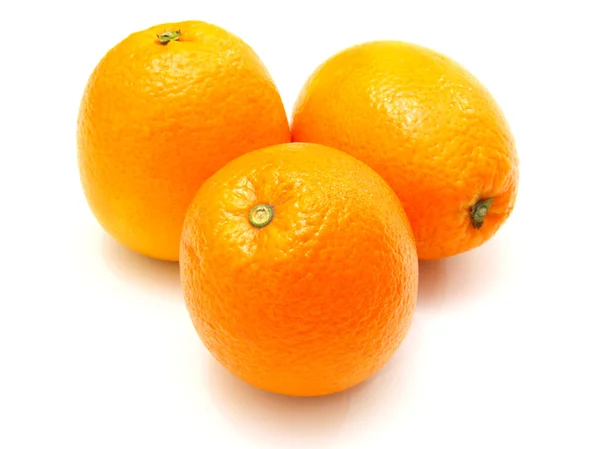 Trois Oranges Mûres Trouvent Proximité Sur Fond Blanc — Photo