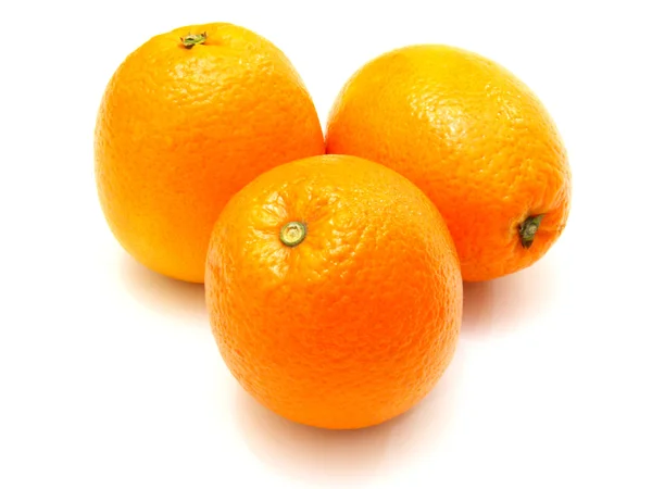 Три Стиглих Апельсини Лежать Неподалік Білому Тлі — стокове фото