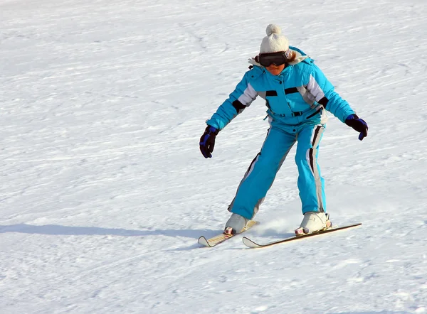 Маленькая Девочка Катается Лыжах Зимнем Снаряжении — стоковое фото