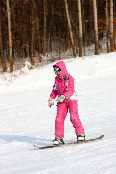 Attraktive junge Frau beim Skifahren — Stockfoto