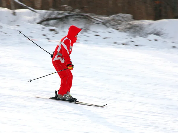 Atractiva joven esquiando — Foto de Stock
