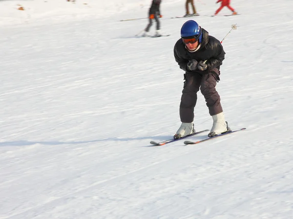 スキーヤーは冬装備で山からすぐに行く — ストック写真