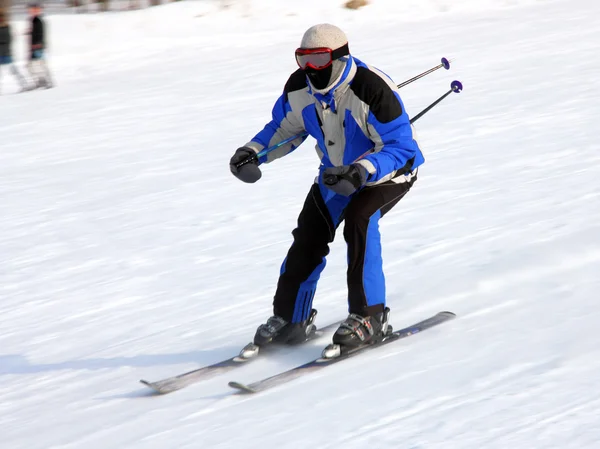Лыжник Быстро Спускается Горы Зимнем Снаряжении — стоковое фото