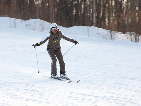 Atraktivní žena, lyžování — Stock fotografie