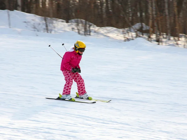 Kleines Mädchen Beim Skifahren Winterausrüstung — Stockfoto