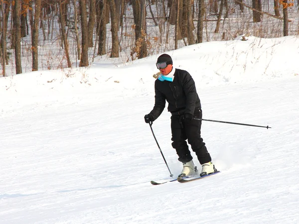 スキーヤーは山からすぐに行く — ストック写真
