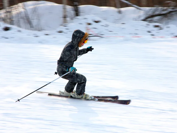 La joven en esquís —  Fotos de Stock