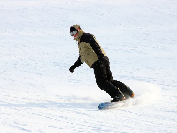 木材の山から起こって黄色のスーツのスノーボーダー — ストック写真