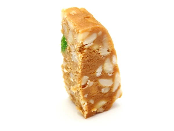 Amendoim quebradiço isolado no fundo branco — Fotografia de Stock