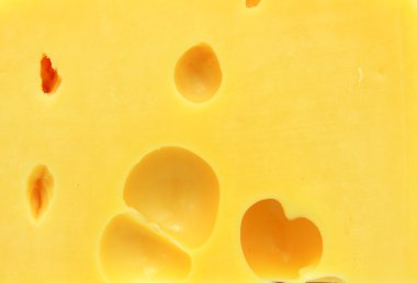 Beyaz arka planda izole edilmiş bir peynir parçası