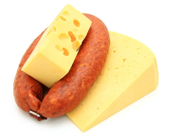 新鲜香肠的白色背景上的奶酪 — 图库照片