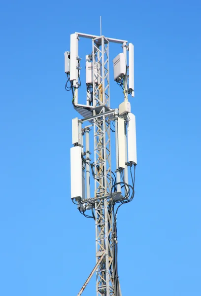 Antenn Mobil Kommunikation Mot Den Blå Himlen — Stockfoto