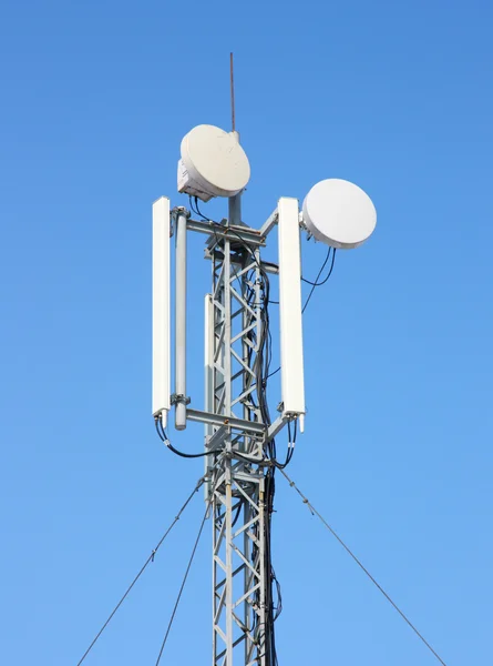 Gsm антенна против голубого неба — стоковое фото