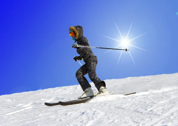 Jeune femme ski — Photo