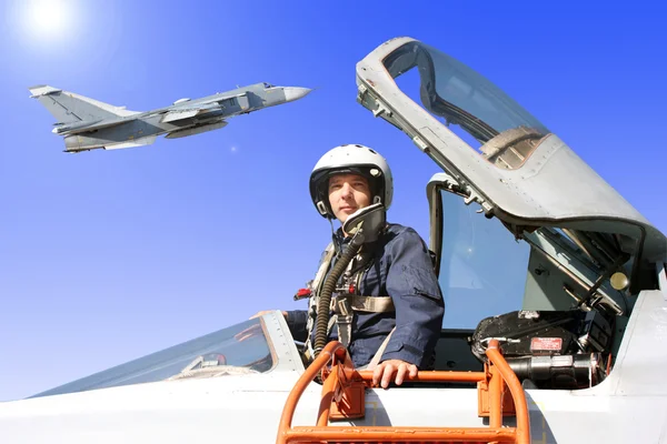 A katonai pilóta a repülőn. — Stock Fotó