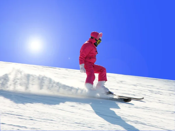 Mladá dívka na lyže — Stock fotografie