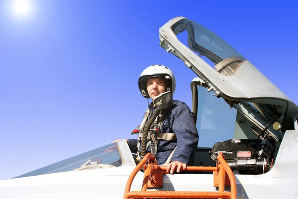 O piloto militar no avião — Fotografia de Stock