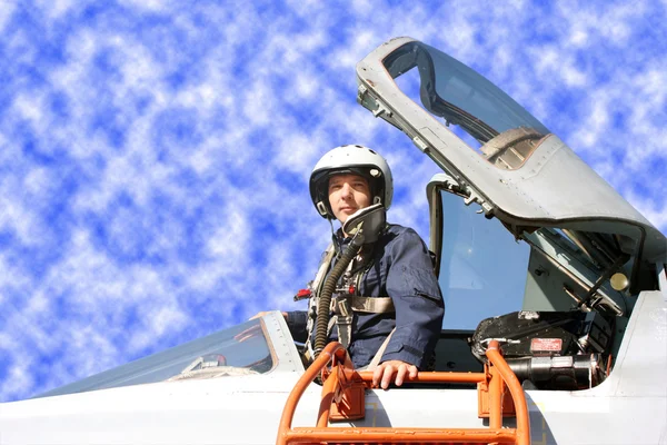 Ο στρατιωτικός πιλότος στο αεροπλάνο. — Φωτογραφία Αρχείου