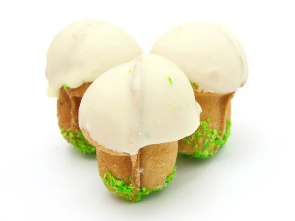 Хлебная грибовидная форма с сгущённым молоком — стоковое фото