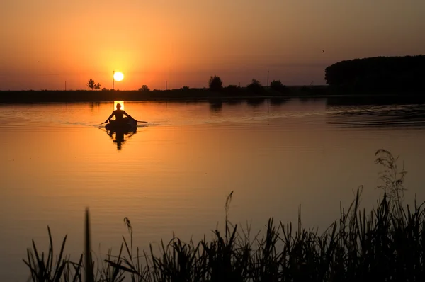 Belo pôr-do-sol junto ao rio — Fotografia de Stock