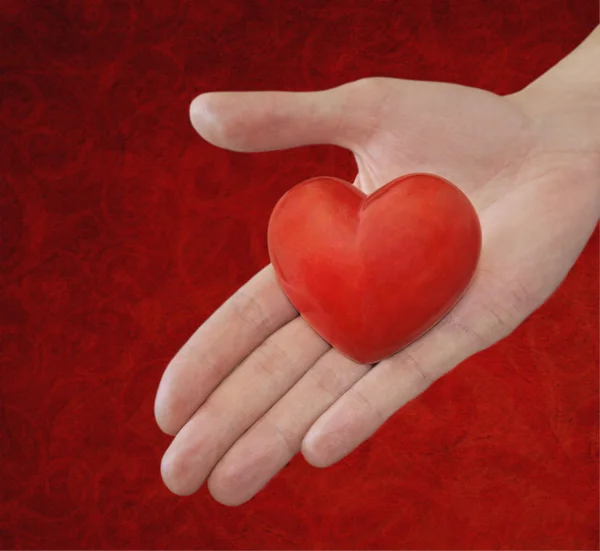 Червоне серце в руці — стокове фото