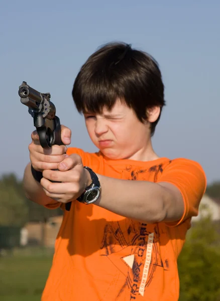 Chlapec s pistolí — Stock fotografie