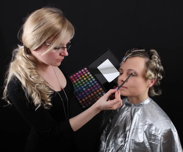 Stylistka Kosmetyczka Czy Jej Włosy Makijaż Przygotowanie Fotografowania Modelu — Zdjęcie stockowe