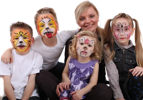 发型师绘动物的孩子们脸上 — 图库照片