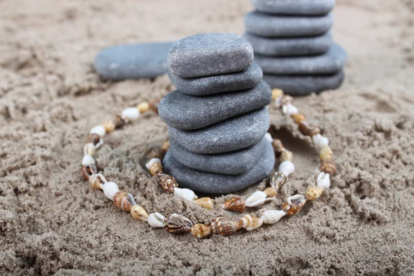在沙滩上的老山 珠子做的壳装饰 — 图库照片