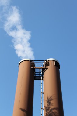 berrak gökyüzü arka plan üzerine iki tüp