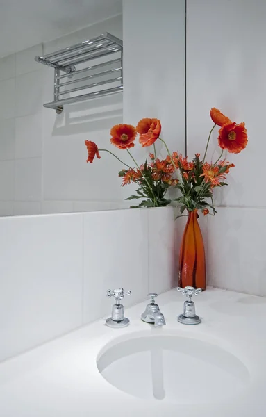 Detail van de badkamer met bloemen — Stockfoto