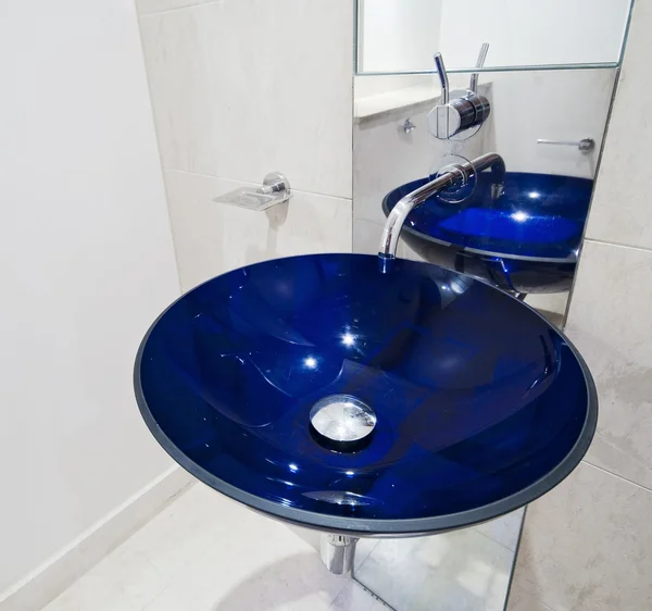蓝色玻璃手洗手盆 — 图库照片
