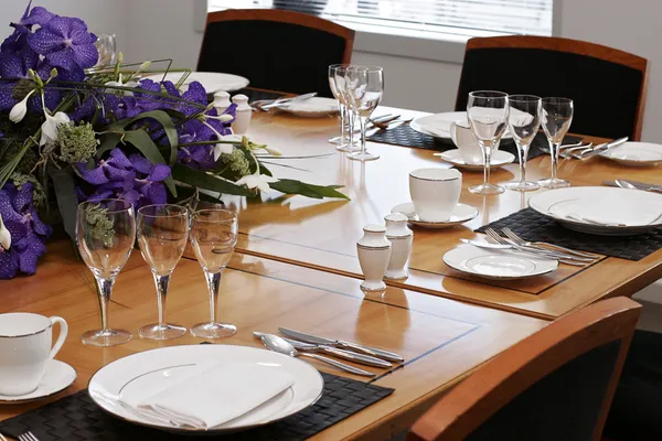 Masa formală de luat masa configurată — Fotografie, imagine de stoc