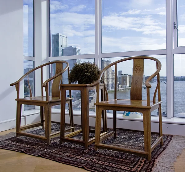 Ručně vyřezávané dřevěné židle — Stock fotografie