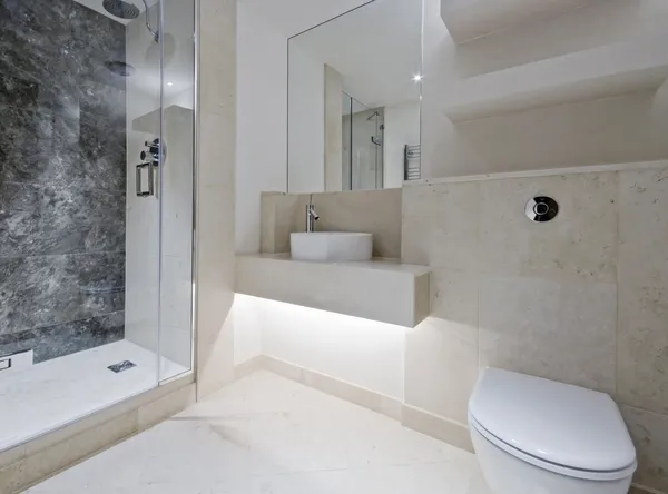 Luxus-Badezimmer mit Marmor — Stockfoto