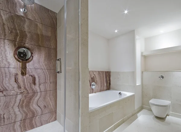 Сучасна ванна кімната з мармуровими деталями — стокове фото