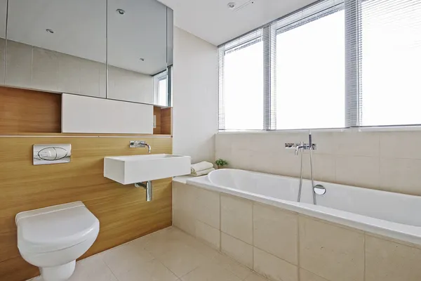 Сучасна ванна кімната класу люкс — стокове фото