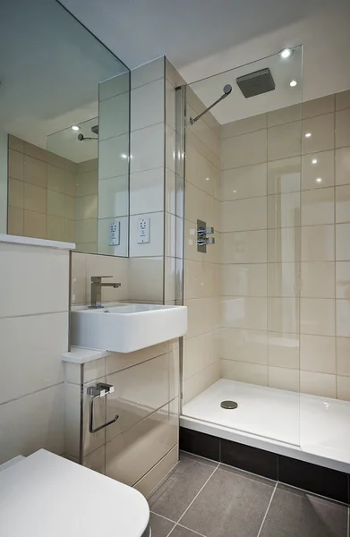 Salle de bain moderne en-suite — Photo