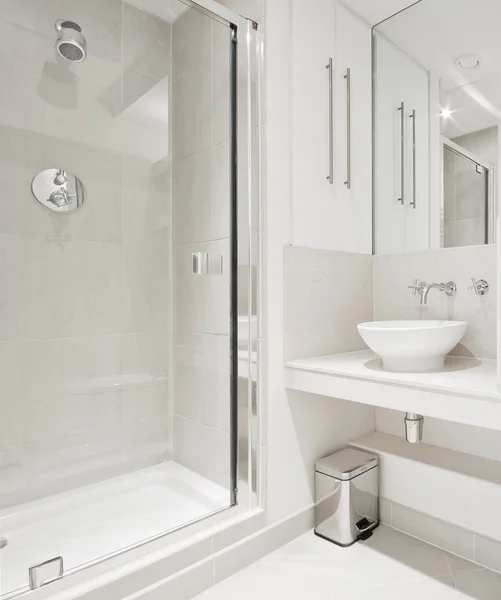 Banheiro moderno com chuveiro de canto — Fotografia de Stock