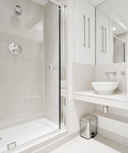 Сучасна ванна кімната з кутовим душем — стокове фото