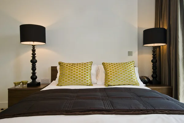 Деталі спальні з атласними подушками — стокове фото
