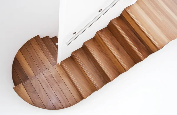 Escadaria de madeira luxuosa — Fotografia de Stock