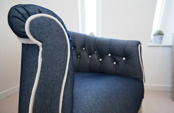 デザイナー ブランドのジーンズの肘掛け椅子 — ストック写真