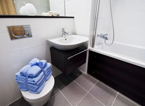 Ванная комната с принадлежностями — стоковое фото