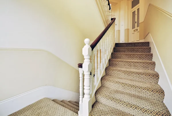 Escalera con rieles de madera pintados de blanco —  Fotos de Stock